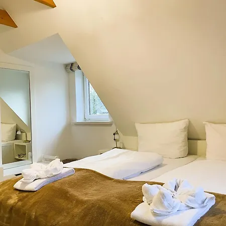 Brossolat Og, Rebbelstieg Apartament