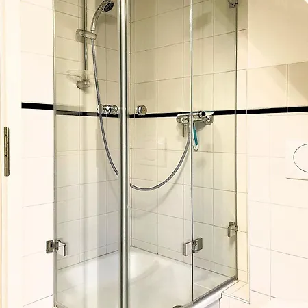 Brossolat Og, Rebbelstieg Apartament